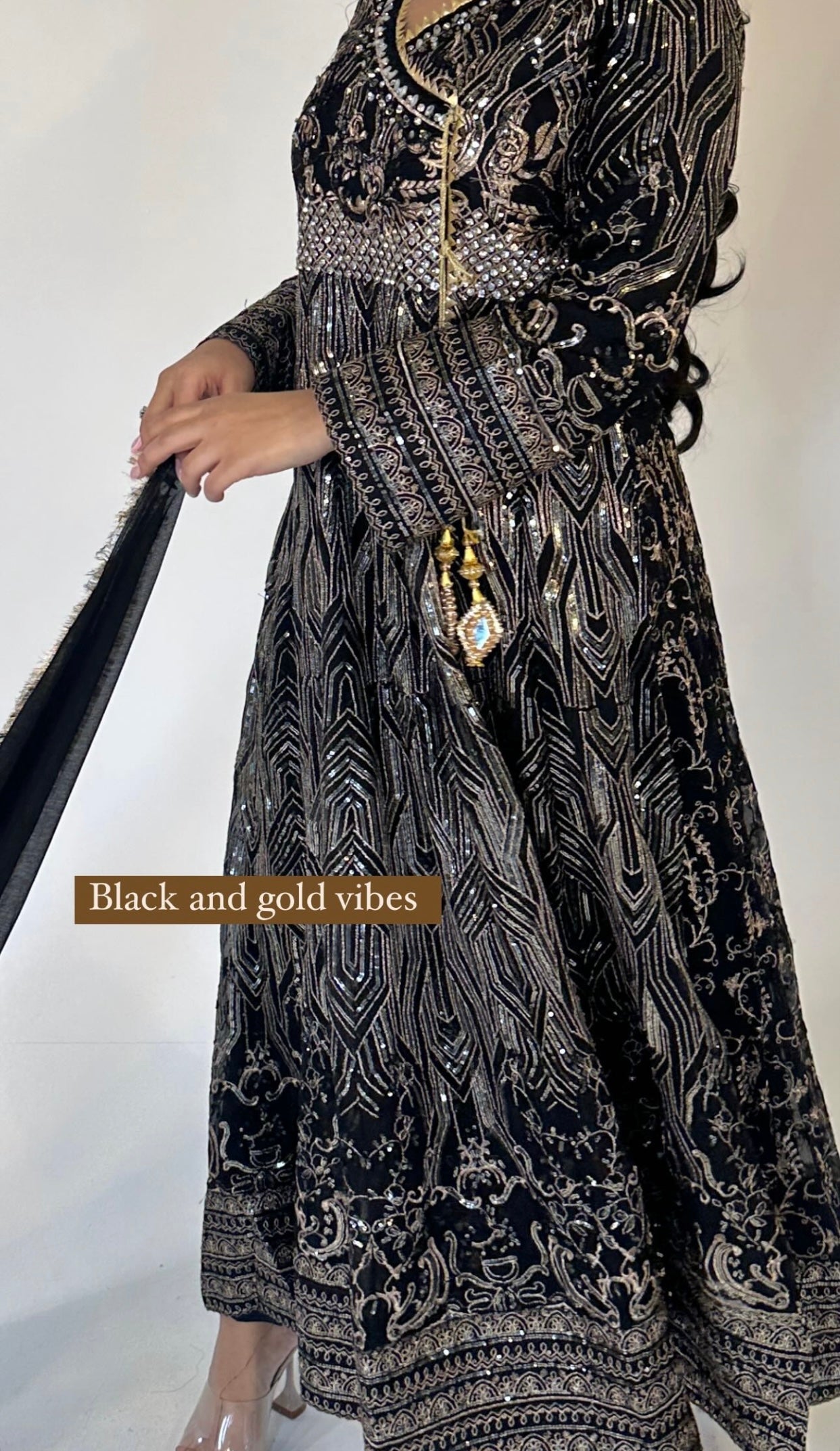 ELAYNA-LILA black outfit